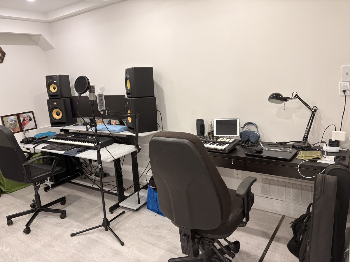 Music production studio: Studio monitors, MIDI keyboards and a DAW setup